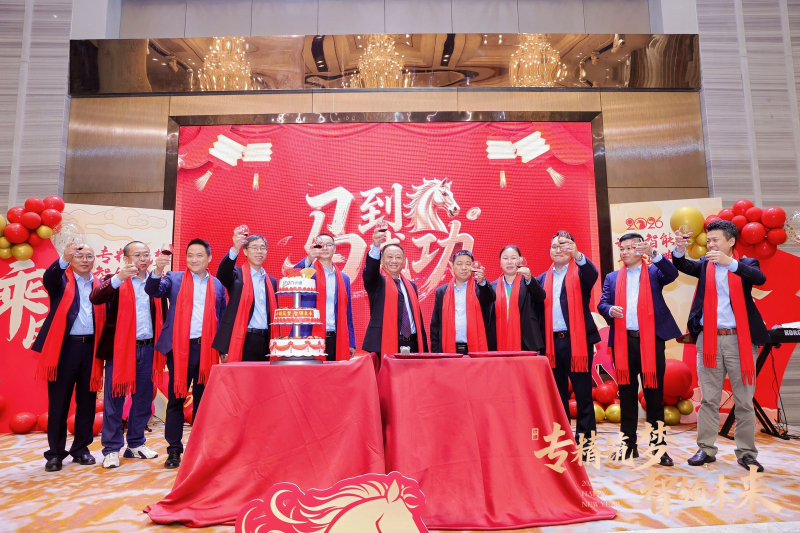 39举香槟.jpg 39举香槟.jpg